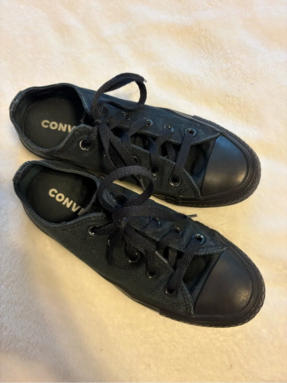Converse Womens SOLID BLACK low chuck taylors - Picture 2 of 6